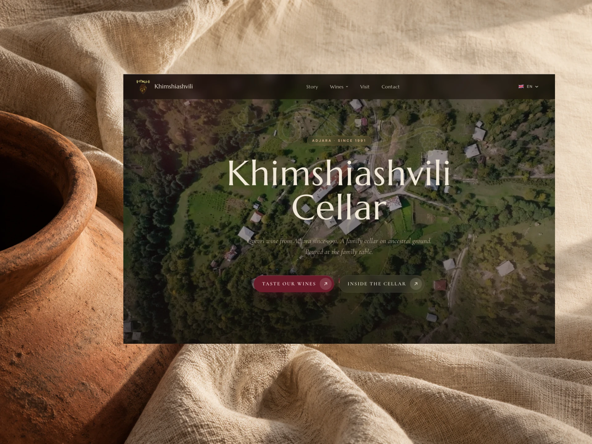 Website von Khimshiashvili Cellar auf einem Hintergrund mit Leinen und Keramik.