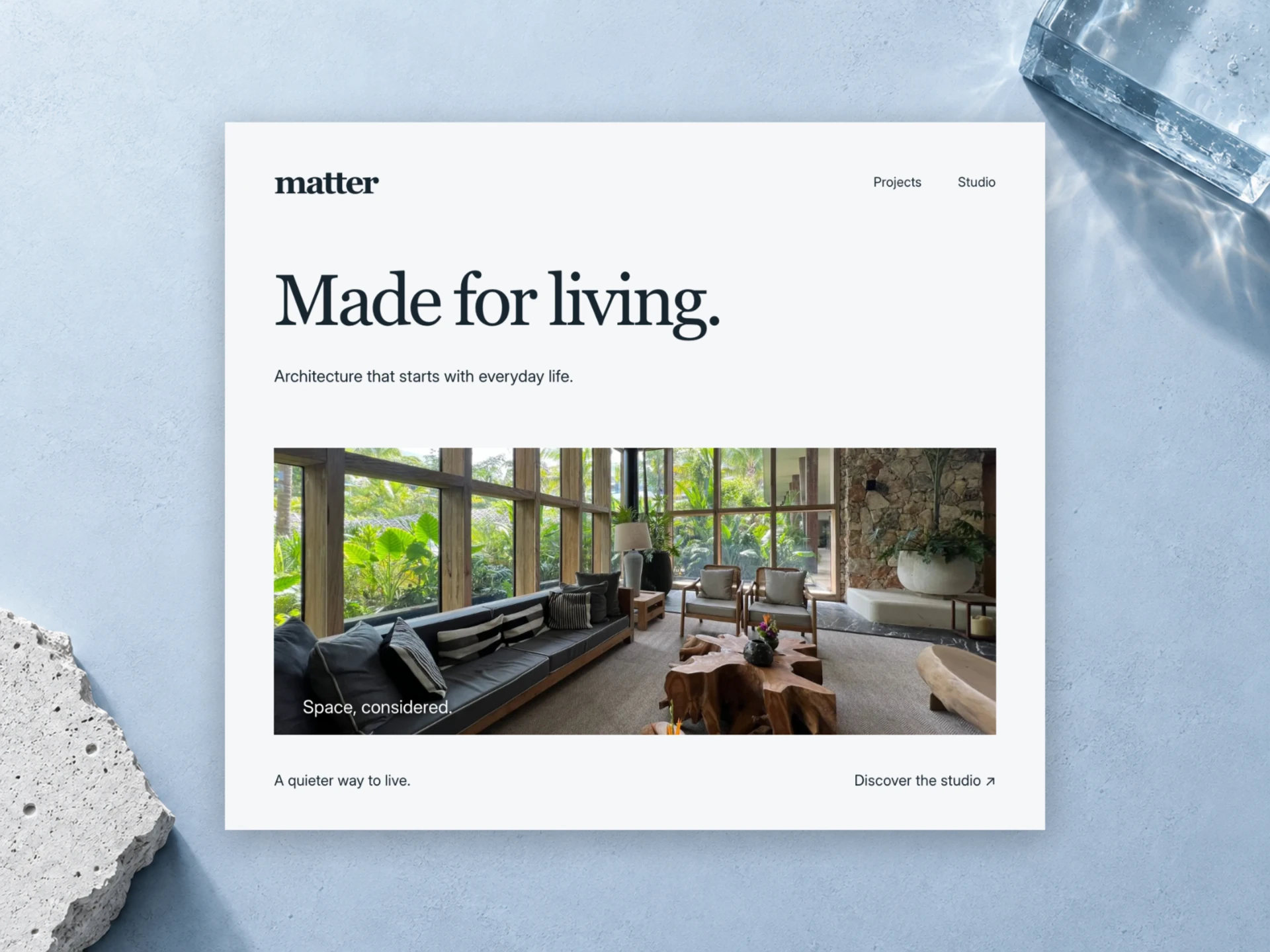 Website-Konzept Matter auf einem hellblauen Materialhintergrund.