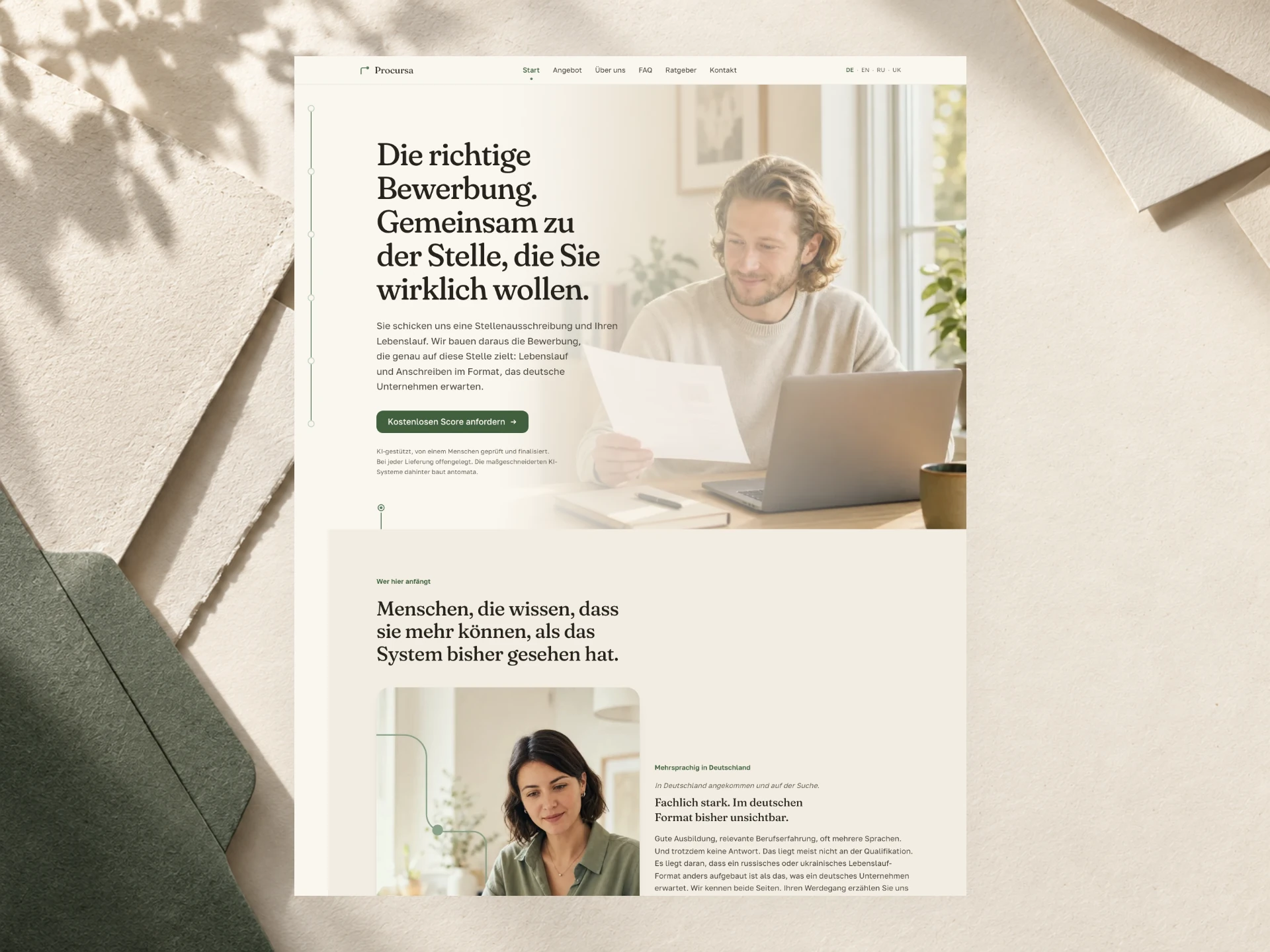 Website von Procursa auf einem Papierhintergrund.